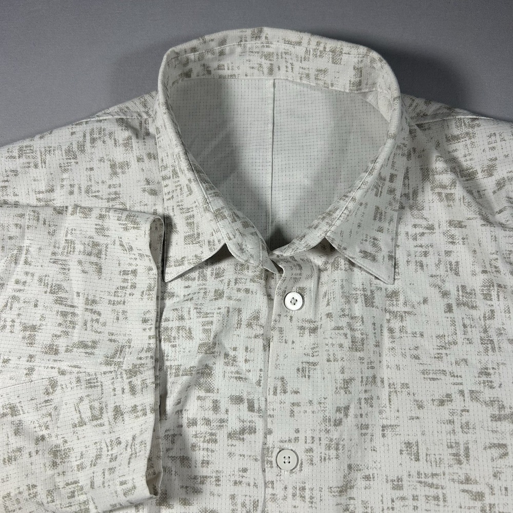 Lululemon Men's XL Airing Easy Short Sleeve Button Up White Grey Print